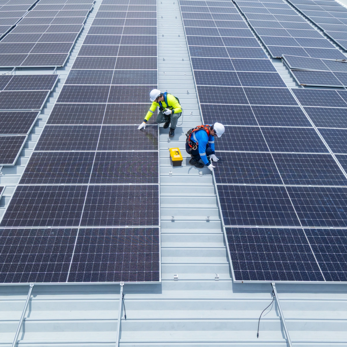 Teknikere installerer solcellepaneler på tak – bærekraftig energiløsning ved Kristiansand Teknologipark