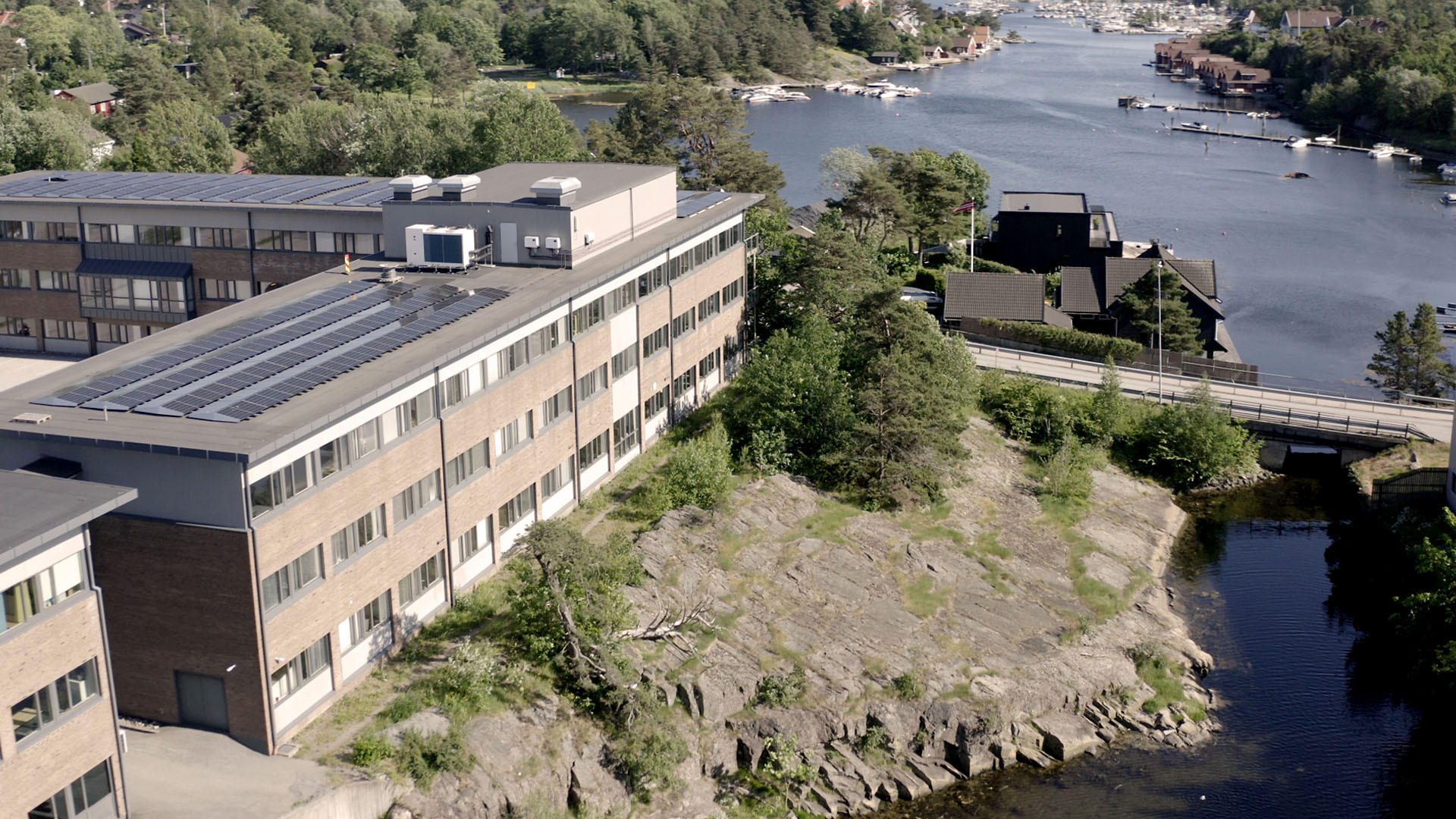 Luftfoto av Kristiansand Teknologipark med bygninger og omgivelser